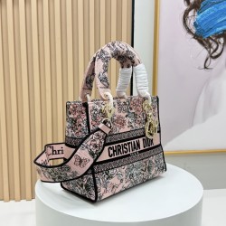 450Original Embroidery Lady five compartments spot embroidery toffee Tote limited series Puglia idyllic theme of high-grade hardware craftsmanship sense of full display of early spring fluttering style full of poetic and new spring breathsize24cm Model 99