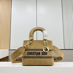 Lot of 450 original single embroidery Lady five frame spot embroidery toffee Tote limited series Puglia idyllic theme of high-grade hardware craft sense of full display of early spring fluttering style full of poetry and the new spring breathsize24cm Mode