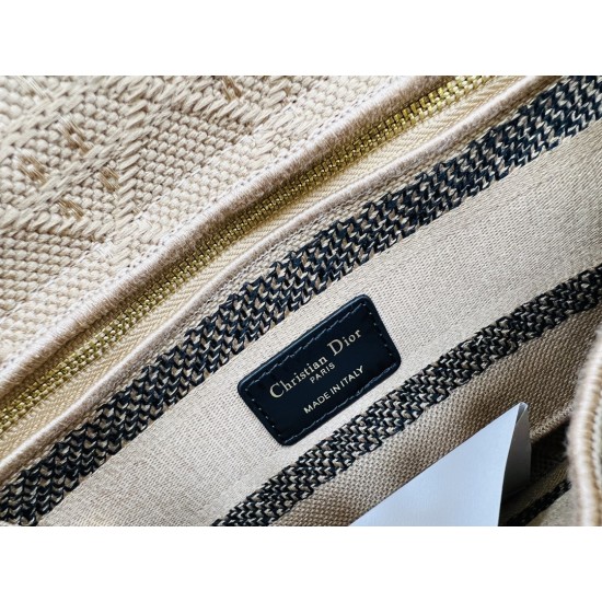 Lot of 450 original single embroidery Lady five frame spot embroidery toffee Tote limited series Puglia idyllic theme of high-grade hardware craft sense of full display of early spring fluttering style full of poetry and the new spring breathsize24cm Mode