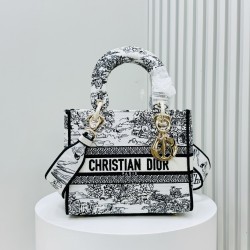 450Original Embroidery Lady five compartments spot embroidery toffee Tote limited series Puglia idyllic theme of high-grade hardware craftsmanship sense of full display of early spring fluttering style full of poetic and new spring breathsize24cm Model 99