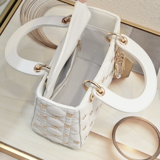 250 four compartments 20cm lady latest limited edition thick butterfly studs toffee bag W manpower a must have My Lady new practice pocket flap shoulder handbag classic shoulder crossbody British royal toffee bag removable leather shoulder strap feel soft