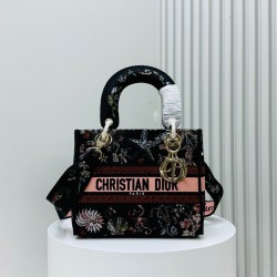 450Original Embroidery Lady five compartments spot embroidery toffee Tote limited series Puglia idyllic theme of high-grade hardware craftsmanship sense of full display of early spring fluttering style full of poetic and new spring breathsize24cm Model 99