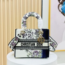 450Original Embroidery Lady five compartments spot embroidery toffee Tote limited series Puglia idyllic theme of high-grade hardware craftsmanship sense of full display of early spring fluttering style full of poetic and new spring breathsize24cm Model 99