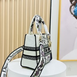 450Original Embroidery Lady five compartments spot embroidery toffee Tote limited series Puglia idyllic theme of high-grade hardware craftsmanship sense of full display of early spring fluttering style full of poetic and new spring breathsize24cm Model 99