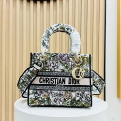 450Original Embroidery Lady five compartments spot embroidery toffee Tote limited series Puglia idyllic theme of high-grade hardware craftsmanship sense of full display of early spring fluttering style full of poetic and new spring breathsize24cm Model 99