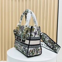 450Original Embroidery Lady five compartments spot embroidery toffee Tote limited series Puglia idyllic theme of high-grade hardware craftsmanship sense of full display of early spring fluttering style full of poetic and new spring breathsize24cm Model 99