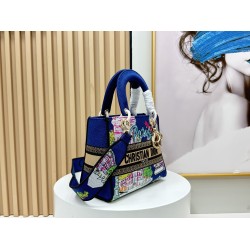 450Original Embroidery Lady five compartments spot embroidery toffee Tote limited series Puglia idyllic theme of high-grade hardware craftsmanship sense of full display of early spring fluttering style full of poetic and new spring breathsize24cm Model 99