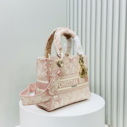 450Original Embroidery Lady five compartments spot embroidery toffee Tote limited series Puglia idyllic theme of high-grade hardware craftsmanship sense of full display of early spring fluttering style full of poetic and new spring breathsize24cm Model 99