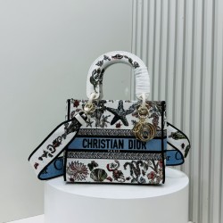 450Original Embroidery Lady five compartments spot embroidery toffee Tote limited series Puglia idyllic theme of high-grade hardware craftsmanship sense of full display of early spring fluttering style full of poetic and new spring breathsize24cm Model 99