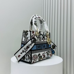 450Original Embroidery Lady five compartments spot embroidery toffee Tote limited series Puglia idyllic theme of high-grade hardware craftsmanship sense of full display of early spring fluttering style full of poetic and new spring breathsize24cm Model 99