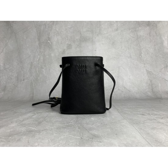 p4805NF460 black new mini bucket bag made of top imported lambskin leather is super soft and cost-effective can manage a variety of styles very playful and cute can be shoulder crossbody handheld shoulder shape varied bag is small but very able to load si