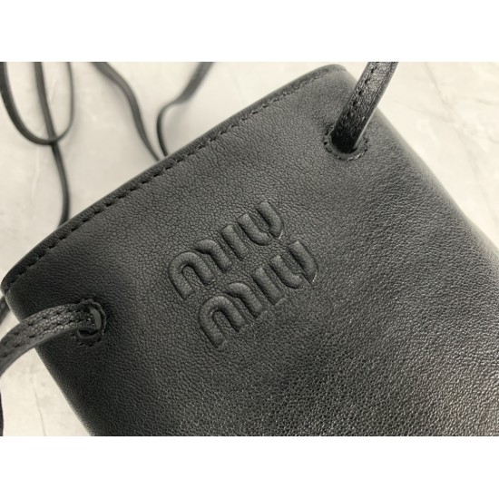 p4805NF460 black new mini bucket bag made of top imported lambskin leather is super soft and cost-effective can manage a variety of styles very playful and cute can be shoulder crossbody handheld shoulder shape varied bag is small but very able to load si