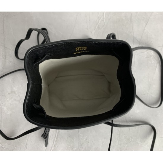 p4805NF460 black new mini bucket bag made of top imported lambskin leather is super soft and cost-effective can manage a variety of styles very playful and cute can be shoulder crossbody handheld shoulder shape varied bag is small but very able to load si