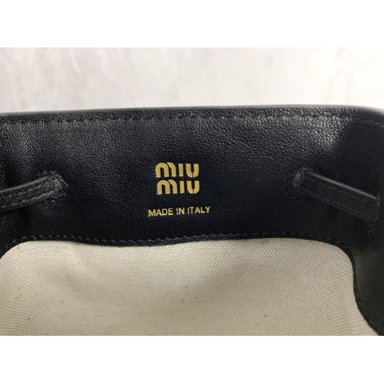 p4805NF460 black new mini bucket bag made of top imported lambskin leather is super soft and cost-effective can manage a variety of styles very playful and cute can be shoulder crossbody handheld shoulder shape varied bag is small but very able to load si