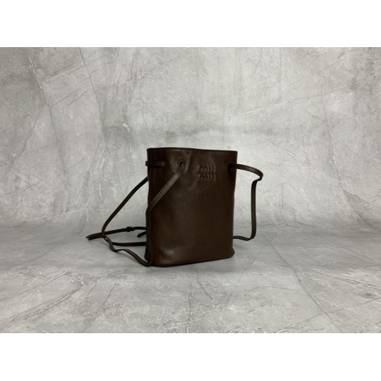 p4805NF460 heather color new mini bucket bag made of top imported lambskin leather super soft and cost-effective can manage a variety of styles very playful and lovely can be shoulder crossbody handheld shoulder shape varied bag is small but very able to 