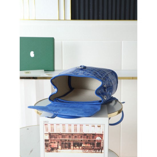 Premium Quality Original P580 Goyard Aln Mini Shoulder BagButtoned version with original gift boxUpgraded manualRibbonThe Aln Mini Shoulder Bag is a condensed version of the Aln Medium with an emphasis on mold and versatilityWith a set of clever hooks and