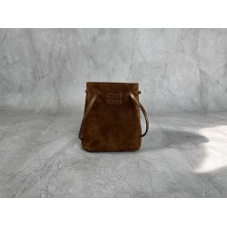 P4805NF460 light brown new mini bucket bag made of top imported lambskin leather is super soft and cost-effective can manage a variety of styles very playful and cute can be shoulder crossbody handheld shoulder shape varied bag is small but very loaded si