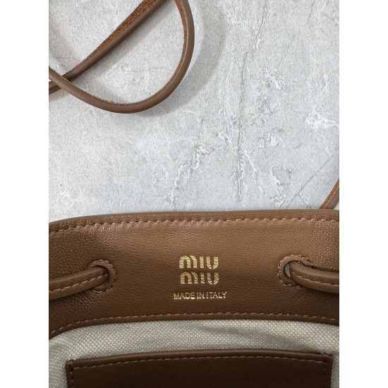 P4805NF460 light brown new mini bucket bag made of top imported lambskin leather is super soft and cost-effective can manage a variety of styles very playful and cute can be shoulder crossbody handheld shoulder shape varied bag is small but very loaded si