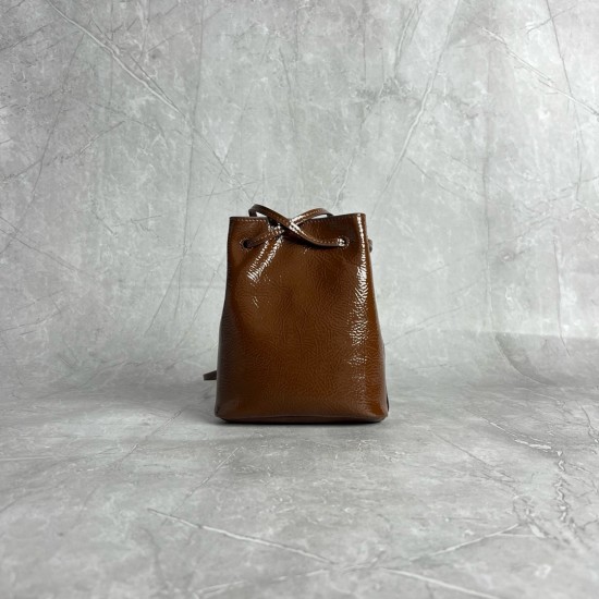 P4805NF460 new mini bucket bag patent leather brown using new wrinkle paint calfskin unique ice silk texture leather soft cost-effective can manage a variety of styles very playful and lovely can be shoulder crossbody handheld shoulder shape varied bag al