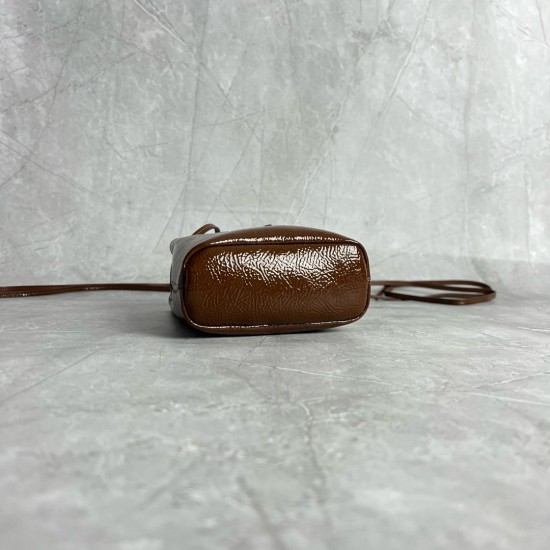 P4805NF460 new mini bucket bag patent leather brown using new wrinkle paint calfskin unique ice silk texture leather soft cost-effective can manage a variety of styles very playful and lovely can be shoulder crossbody handheld shoulder shape varied bag al