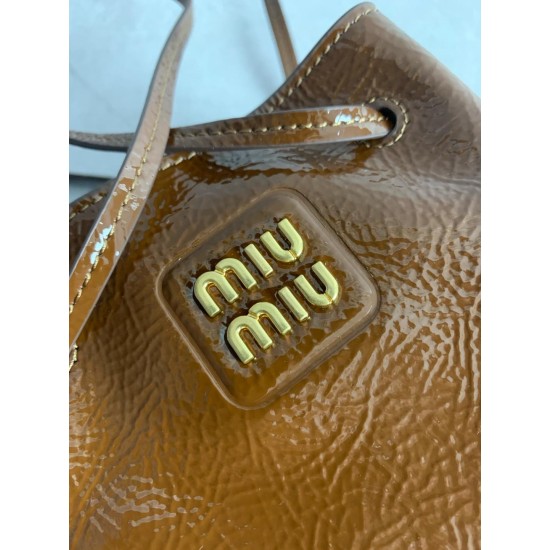 P4805NF460 new mini bucket bag patent leather brown using new wrinkle paint calfskin unique ice silk texture leather soft cost-effective can manage a variety of styles very playful and lovely can be shoulder crossbody handheld shoulder shape varied bag al