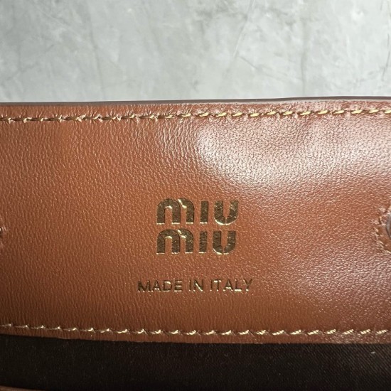 P4805NF460 new mini bucket bag patent leather brown using new wrinkle paint calfskin unique ice silk texture leather soft cost-effective can manage a variety of styles very playful and lovely can be shoulder crossbody handheld shoulder shape varied bag al