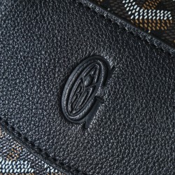 Close-up of the black details of the shoulder bag