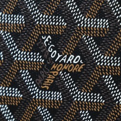 Close-up of the black details of the shoulder bag