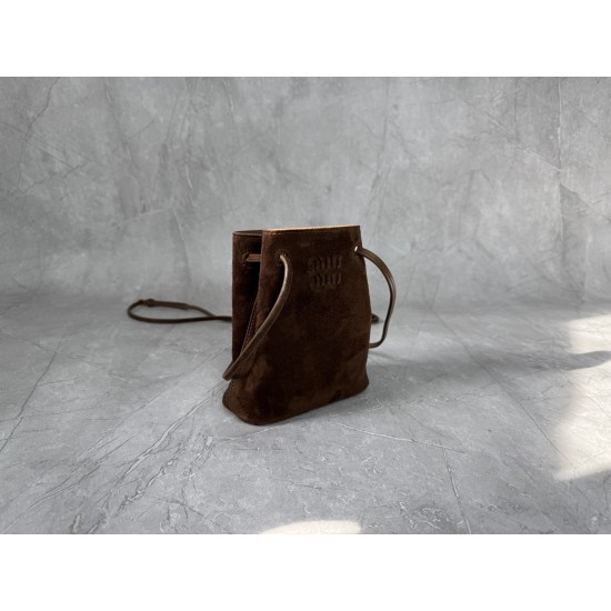 P4805NF460 dark brown new mini bucket bag made of top imported lambskin leather is super soft and cost-effective can manage a variety of styles very playful and cute can be shoulder crossbody handheld shoulder shape varied bag is small but very loaded siz