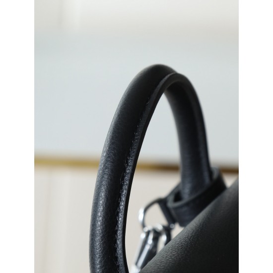 Premium Quality Original P580 Goyard Aln Mini Shoulder BagButtoned version with original gift boxUpgraded manualRibbonThe Aln Mini Shoulder Bag is a condensed version of the Aln with an emphasis on mold and versatilityWith a set of clever hooks and two re