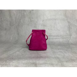 P4805NF460 new mini bucket bag made of top imported lambskin leather super soft and cost-effective can manage a variety of styles very playful and cute can be shoulder crossbody handheld shoulder shape varied bag although small but very able to load size 