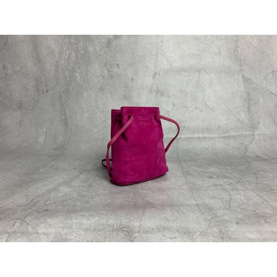 P4805NF460 new mini bucket bag made of top imported lambskin leather super soft and cost-effective can manage a variety of styles very playful and cute can be shoulder crossbody handheld shoulder shape varied bag although small but very able to load size 