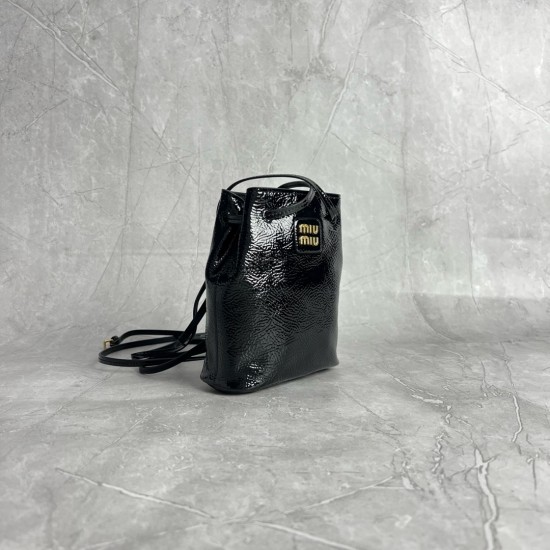 P4805NF460 new mini bucket bag patent leather black using new wrinkle paint calfskin unique ice silk texture leather soft cost-effective can manage a variety of styles very playful and lovely can be shoulder crossbody handheld shoulder shape changeable ba