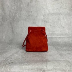 P4805NF460 new mini bucket bag made of top imported lambskin leather super soft and cost-effective can manage a variety of styles very playful and cute can be shoulder crossbody handheld shoulder shape varied bag although small but very able to load size 