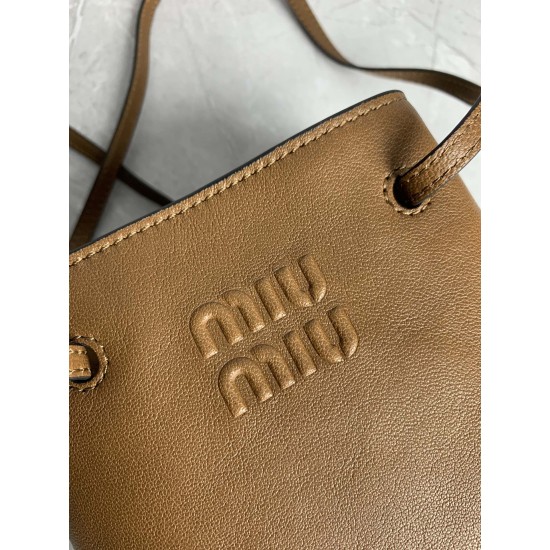 p4805NF460 brown new mini bucket bag made of top imported lambskin leather is super soft and cost-effective can manage a variety of styles very playful and lovely can be shoulder crossbody handheld shoulder shape varied bag is small but very able to load 