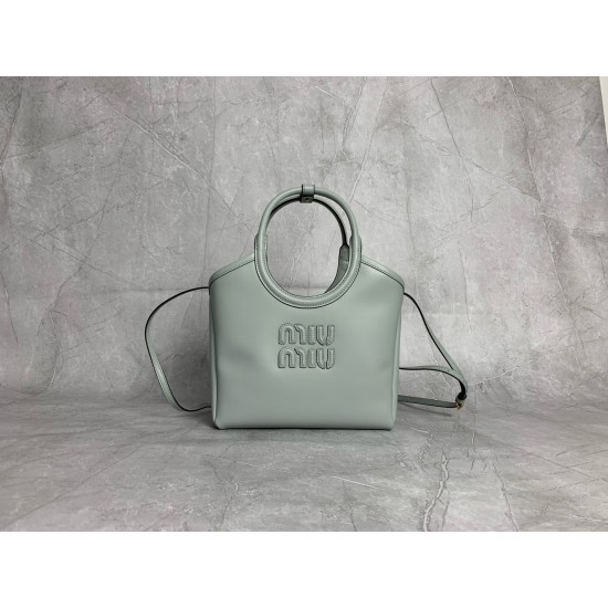 P780M288 new online M family IVY basket handbags simple lines urban style and fine cowhide leather is the key to this new IVY handbags using sophisticated design embellished with letters logo highlights the classic tone of this handbag is the most special