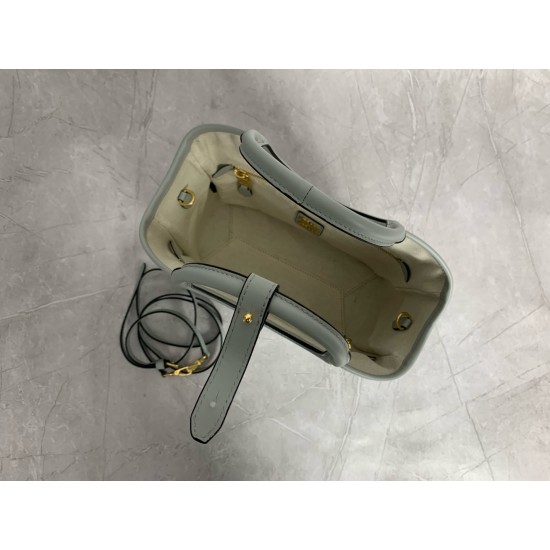 P780M288 new online M family IVY basket handbags simple lines urban style and fine cowhide leather is the key to this new IVY handbags using sophisticated design embellished with letters logo highlights the classic tone of this handbag is the most special