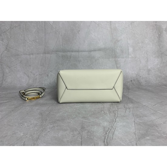 P780M288 new online M family IVY basket handbags simple lines urban style and fine cowhide leather is the key to this new IVY handbags using sophisticated design embellished with letters logo highlights the classic style of this handbag is the most specia