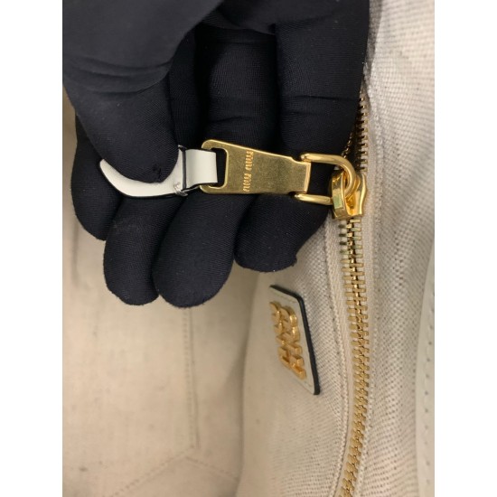 P780M288 new online M family IVY basket handbags simple lines urban style and fine cowhide leather is the key to this new IVY handbags using sophisticated design embellished with letters logo highlights the classic style of this handbag is the most specia