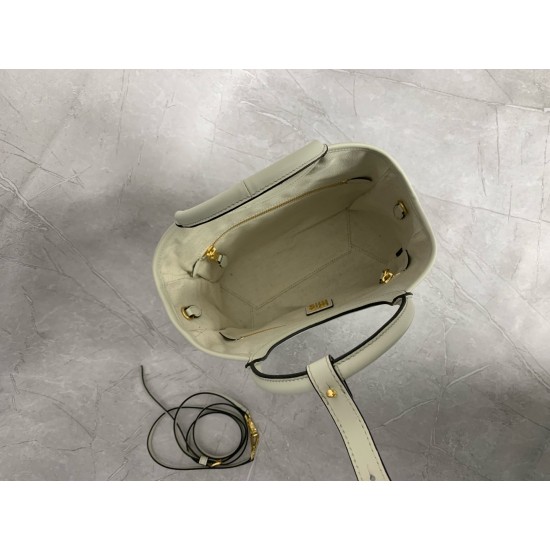 P780M288 new online M family IVY basket handbags simple lines urban style and fine cowhide leather is the key to this new IVY handbags using sophisticated design embellished with letters logo highlights the classic style of this handbag is the most specia