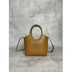 P780M288 new on-line M family IVY basket handbags simple lines urban style and fine cowhide leather is the key to this new IVY handbags using sophisticated design embellished with letters logo highlights the classic tone of this handbag is the most specia