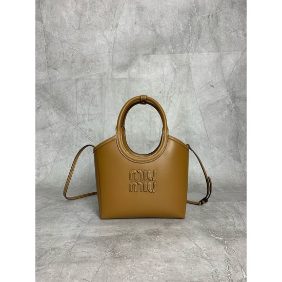 P780M288 new on-line M family IVY basket handbags simple lines urban style and fine cowhide leather is the key to this new IVY handbags using sophisticated design embellished with letters logo highlights the classic tone of this handbag is the most specia