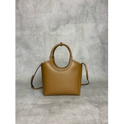 P780M288 new on-line M family IVY basket handbags simple lines urban style and fine cowhide leather is the key to this new IVY handbags using sophisticated design embellished with letters logo highlights the classic tone of this handbag is the most specia