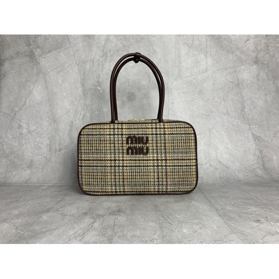 p8005BB117 Plaid Brown MiuMiu new bird's-eye check briefcase is a complete fusion of fashion and classic Next big hit is it wool fabric with calfskin leather texture is soft and durable than the full leather model is lighter and more versatile in color Bo