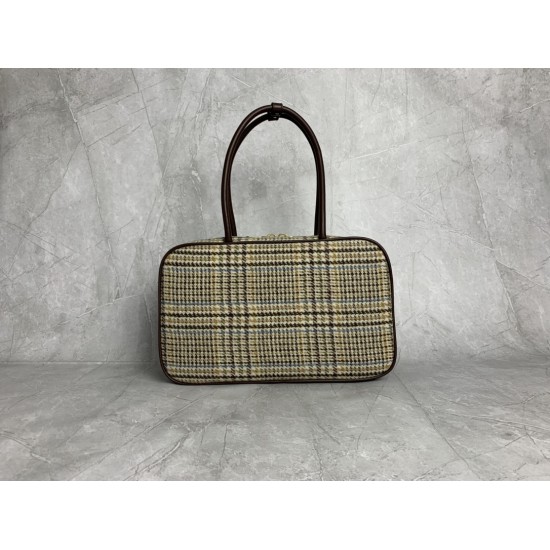 p8005BB117 Plaid Brown MiuMiu new bird's-eye check briefcase is a complete fusion of fashion and classic Next big hit is it wool fabric with calfskin leather texture is soft and durable than the full leather model is lighter and more versatile in color Bo