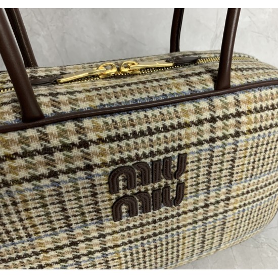 p8005BB117 Plaid Brown MiuMiu new bird's-eye check briefcase is a complete fusion of fashion and classic Next big hit is it wool fabric with calfskin leather texture is soft and durable than the full leather model is lighter and more versatile in color Bo
