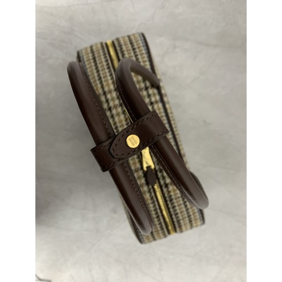 p8005BB117 Plaid Brown MiuMiu new bird's-eye check briefcase is a complete fusion of fashion and classic Next big hit is it wool fabric with calfskin leather texture is soft and durable than the full leather model is lighter and more versatile in color Bo