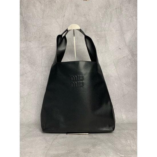 P8305BC119MiuMiu new big hobo models this year's super big tote using imported calfskin leather smooth delicate soft lining ReNylon recycled nylon lining this bag is cool fusion of men's and women's elements casual lazy natural spontaneity full of persona