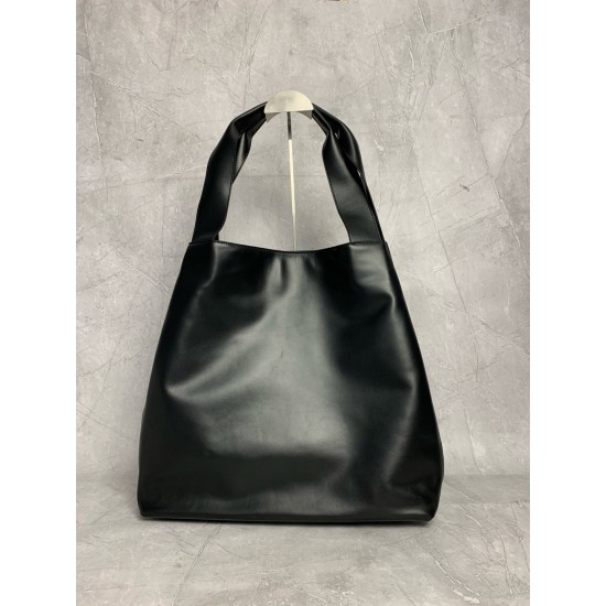 P8305BC119MiuMiu new big hobo models this year's super big tote using imported calfskin leather smooth delicate soft lining ReNylon recycled nylon lining this bag is cool fusion of men's and women's elements casual lazy natural spontaneity full of persona