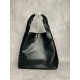 P8305BC119MiuMiu new big hobo models this year's super big tote using imported calfskin leather smooth delicate soft lining ReNylon recycled nylon lining this bag is cool fusion of men's and women's elements casual lazy natural spontaneity full of persona